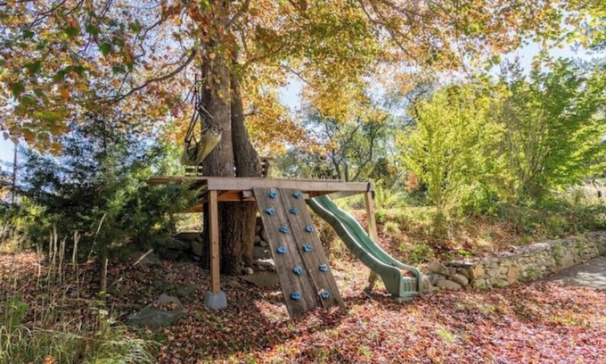 Narragansett Apartamento | TreeFort, ZipLine, Kayaks, Beach6min drive, Vaulted Ceilings, ScreenPorch & Deck