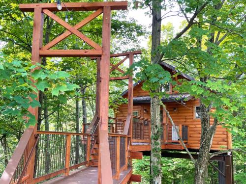 Millersburg Casa | Treehouse #8 by Amish Country Lodging
