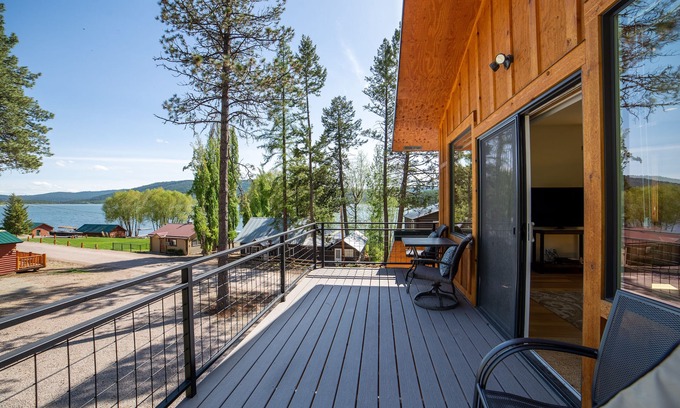 Lake Mary Ronan Apartamento | Treehouse-Premium-Loft-Baño Privado-Vista al Lago