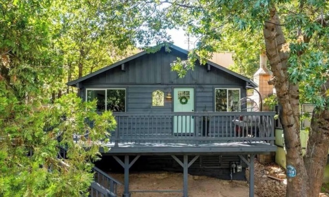 Crestline Cabina | Treehouse cabin newly renovated minutes to Lake Gregory!