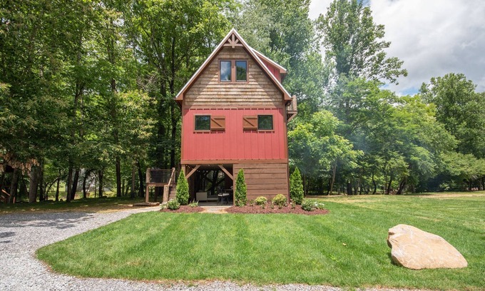 Franklin Cabina | Treehouse, Hot Tub, Creekfront, Starlink Wi-Fi, Firepit