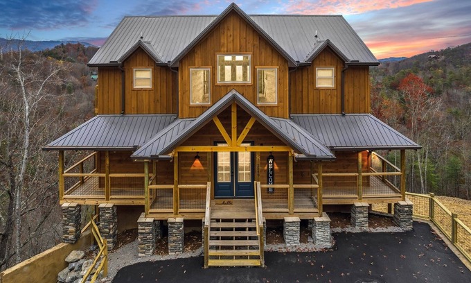 Gatlinburg - Pigeon Forge Cabina | Treehouse Lodge 5 Bedroom Cabin by RedAwning