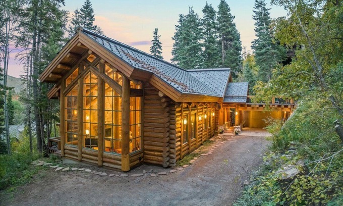 Sundance Cabina | Treehouse Lodge Style 4-Bed Retreat, Sauna, Gourmet Kitchen.