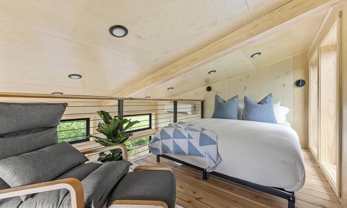 Oakdale Apartamento | Treehouse on a large lavender farm + all amenities!