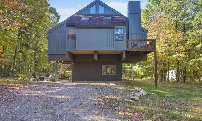 Jim Thorpe Casa | TreeLoft in Jim Thorpe - 4 BA : 3 BR, Each BR w/ Attached Bath!