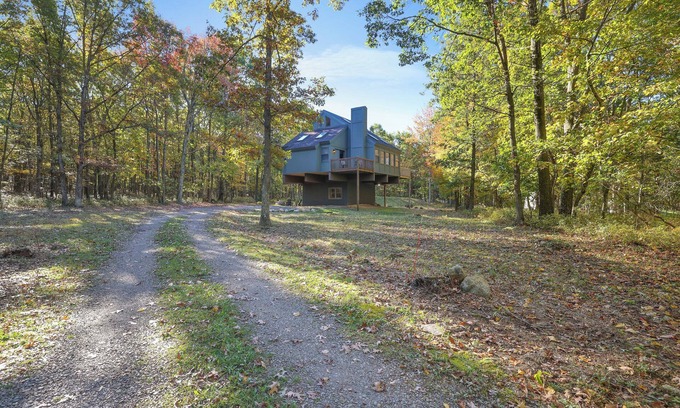 Jim Thorpe Cabina | Treeloft Retreat – 3Bed 4Bath near Jim Thorpe, Ski Resorts, Tank Hollow & More!