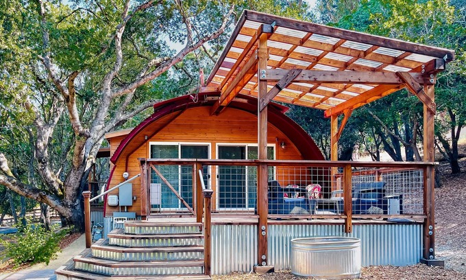Petaluma Casa | Treescape | Unique house in Petaluma with a large deck & open-concept layout