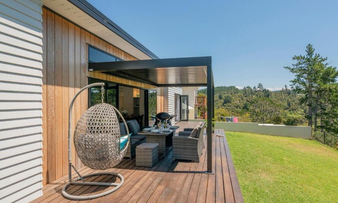 Whangamata Casa | Treetop Bach - Whangamata Holiday Home