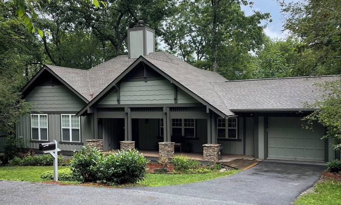 Highlands Cabaña | Treetop Cottage-3 bed, 2 bath newly updated !