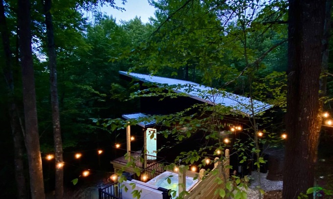 Rogers Casa | Treetop Escape | Hot Tub | Fire Pit & Epic Views