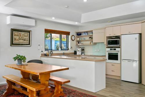 Waipahihi Casa | Treetop Living, Peaceful 4BR With Scenic Bush Views