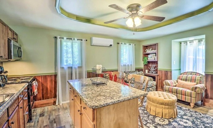 Brockton Apartamento | TreeTop Loft Apartment with River & Mountain on 10-Acres