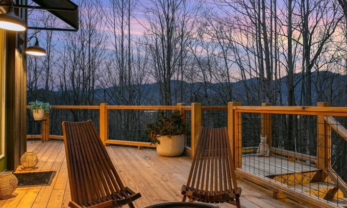 Waynesville Cabina | Treetop~LUXURY~Views~3 KING Suites~Modern~Minimalist~HOT TUB~Close to Downtown