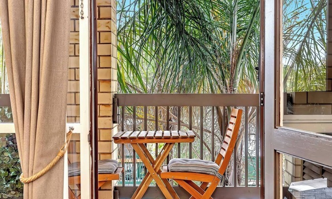 Glenelg North Apartamento | Treetops at Glenelg Coastal Stay with Leafy Patio