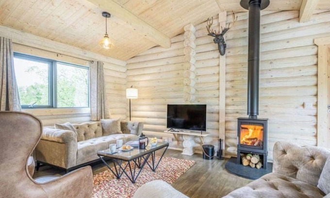 Rockcliffe Cabina | Treetops Luxury Log Cabin - Hot tub, BBQ & Sauna