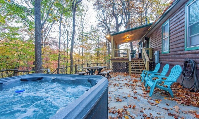 Bryson City Cabina | Treetops Retreat: A Cozy 3-Bedroom Cabin in Beautiful Bryson City, NC with Forest Views.