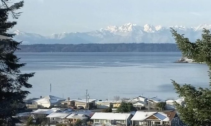 Clinton Casa | TreeTops: Whidbey Island bayside retreat with sound and Olympic Mountain views