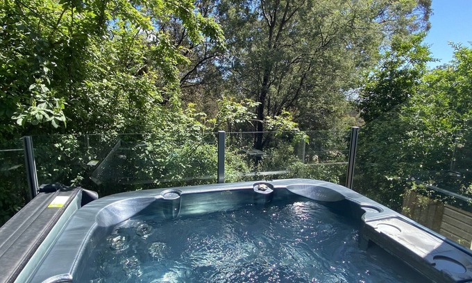 Hepburn Springs Cabina | TreeTops - wood fire, outdoor spa and great coffee