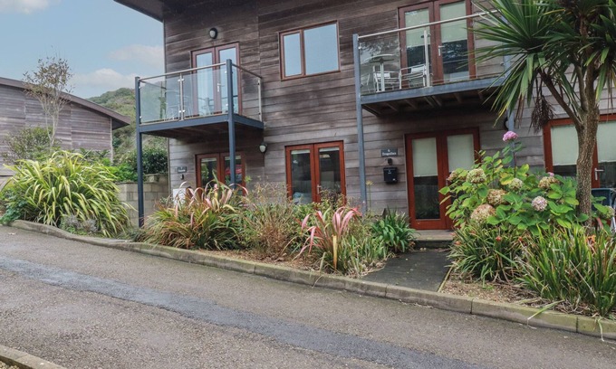 Porthtowan Cabaña | TREGULLAN, pet friendly, country holiday cottage in Porthtowan