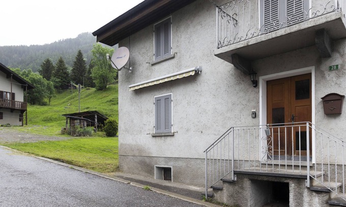 Blenio Casa | [Trekking, e-biking and Skiing] Poetic little house in the green.