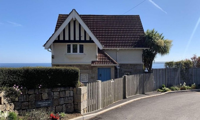 St Ives Casa | TRELOYHAN LODGE HEATED SWIMMING POOL AND FANTASTIC SEA VIEWS