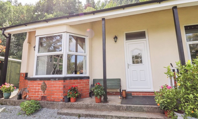 Conwy Casa | TREM Y DON, pet friendly, with hot tub in Dolgarrog