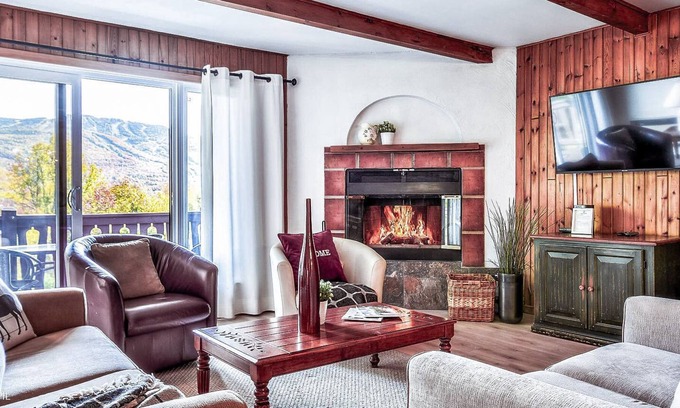 Mont-Tremblant Condominio | Tremblant Hotel Du Lac - Amazing Lake and Mountain View (G475) | 5 min from Tremblant Resort