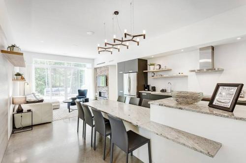 La Conception Casa | Tremblant Oasis: Luxury, Nature, Hot Tub, Views!