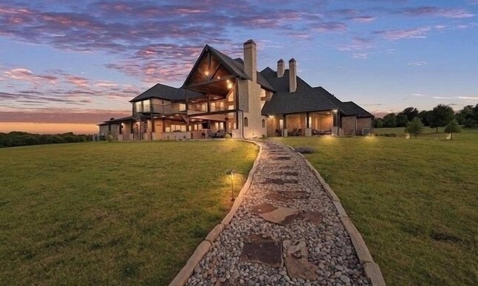 Ferris Casa | Tremendous estate in charming Ferris, Texas with private lake & personal dock!