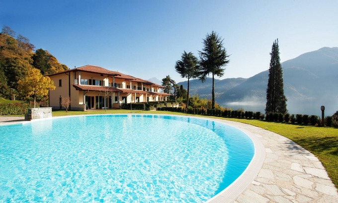 Tremezzo Apartamento | Lake view garden home tiene capacidad para 6 huéspedes con uso de piscina, sauna y jacuzzi