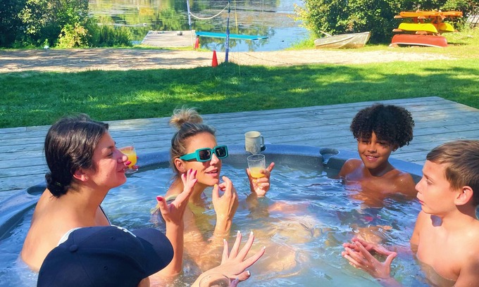 Gravenhurst Cabaña | Trenanthia "the OG" Cottage: Hot Tub, Sauna, Games Room, Kayaks, Canoes, SUPS ++