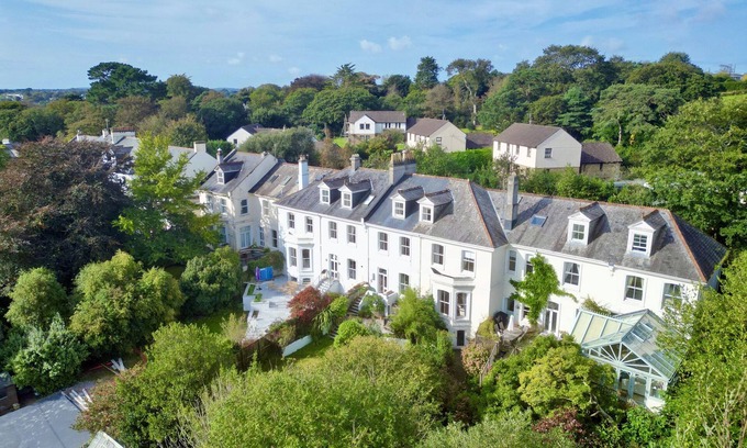 Truro Casa | TRENARE, pet friendly, character holiday cottage in Truro