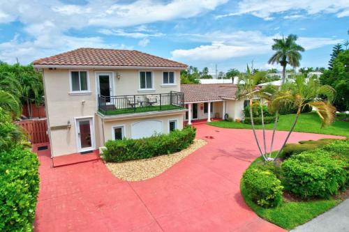 Lauderdale-by-the-Sea Casa | Trendy 1BR 2BA Heated Pool Short Walk to the Beach