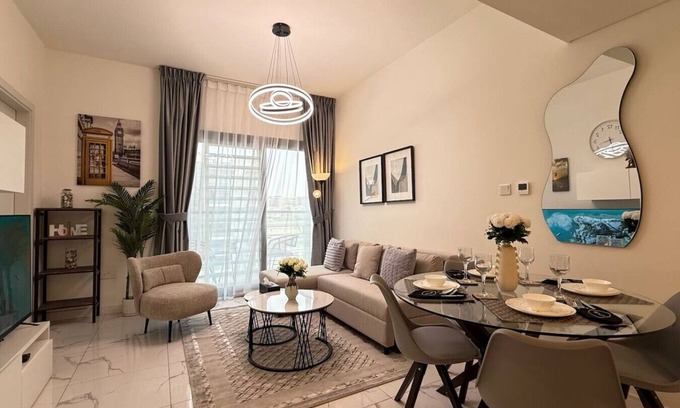 Al Raha Beach Apartamento | Trendy 1BR with Pool & Gym in Raha Loft