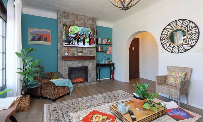 Santa Ana Apartamento | Trendy and Artsy Home 10 mins. drive to Disneyland
