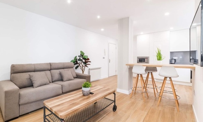 Camino de Ronda Apartamento | Trendy and Bright Apartment