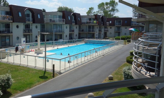 Bredene Apartamento | Trendy app. with pool, closeby dunes/beach/nature