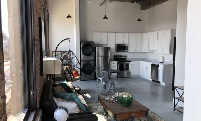 Southeast Omaha Apartamento | Trendy Apt 1.6 mi to CWS! W/D, WiFi, can sleep 4, can squeeze in more! Pets OK