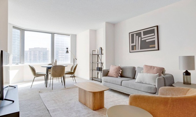 Woodmont Triangle Apartamento | Trendy Bethesda 1BR w/ Gym, Pool & Concierge, near Metro, by Blueground