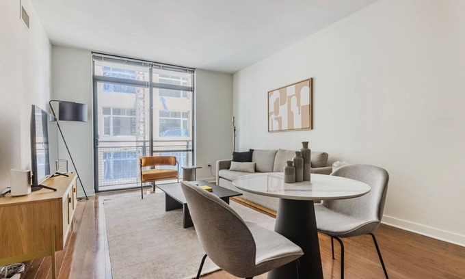 Woodmont Triangle Apartamento | Trendy Bethesda Bainbridge 1BR w/ Concierge, Gym, W/D, walk to Metro, by Blueground