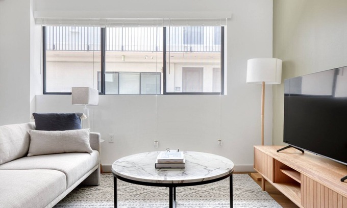 Palms Apartamento | Trendy Culver City 1BR w/ Gym & Roof Lounge, Walkable Area, by Blueground