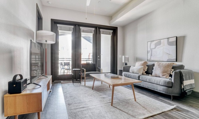 North Burnet Apartamento | Trendy Domain 2BR w/ Gym, Pool & W/D, nr restaurants, by Blueground