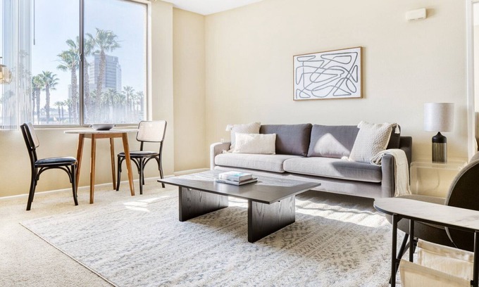 Chinatown Apartamento | Trendy Downtown 1BR w/ Pool, W/D & Gym, near Broad Museum, by Blueground