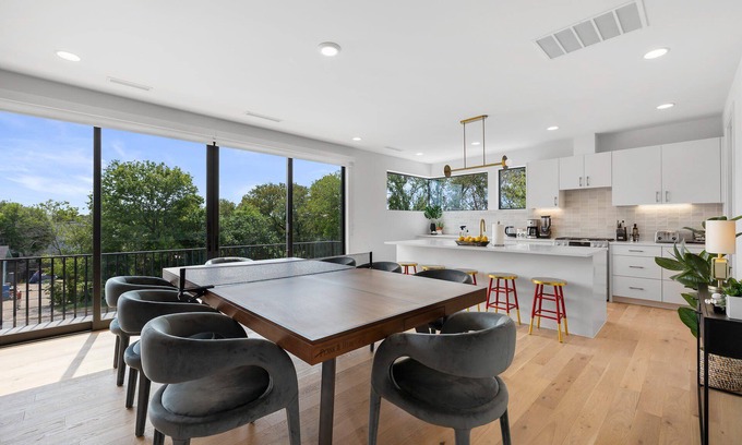 MLK Casa | Trendy East Austin Condo with Rooftop Deck + Downtown Views - Rayne