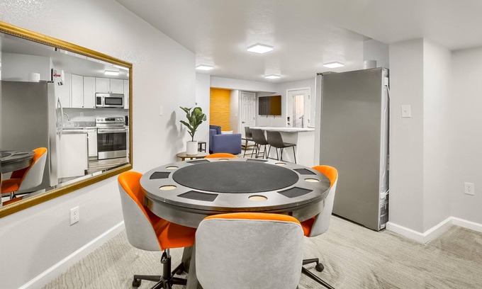 Green Valley Ranch Casa | Trendy,Fun+2brm+Arcade+Kitchen+PrvtEntry+Patio