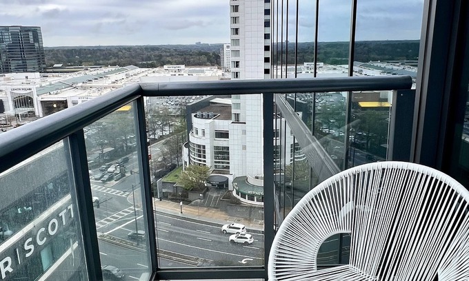 Lenox Apartamento | Trendy high-rise in heart of buckhead!