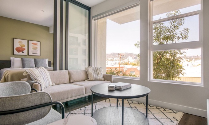 Hollywood Apartamento | Trendy Hollywood 1BR w/ Pool & Gym, nr Santa Monica Blvd, by Blueground