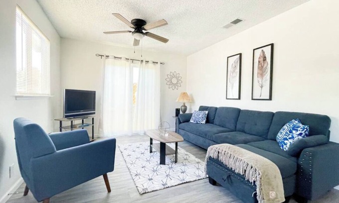Coalinga Casa | Trendy Ivy 2-bedroom Apartment near Downtown Coalinga