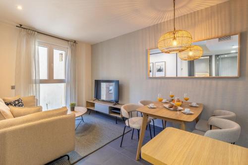 Barrio de La Latina Apartamento | Trendy La Latina Escape for 3 Next to the Iconic Rastro Market Latina Toledo II