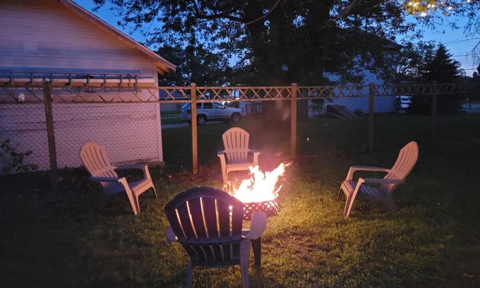 Stevensville Casa | Trendy Lake Michigan Getaway- Pet Friendly